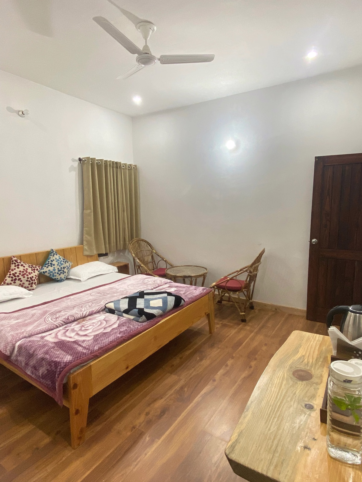 SROT Prarambh The Beginning King Room at Meraki Living Homestay Peora